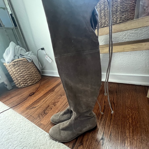 Like new in box Stuart weitzman lowland boots. Worn only twice. - Picture 5 of 9